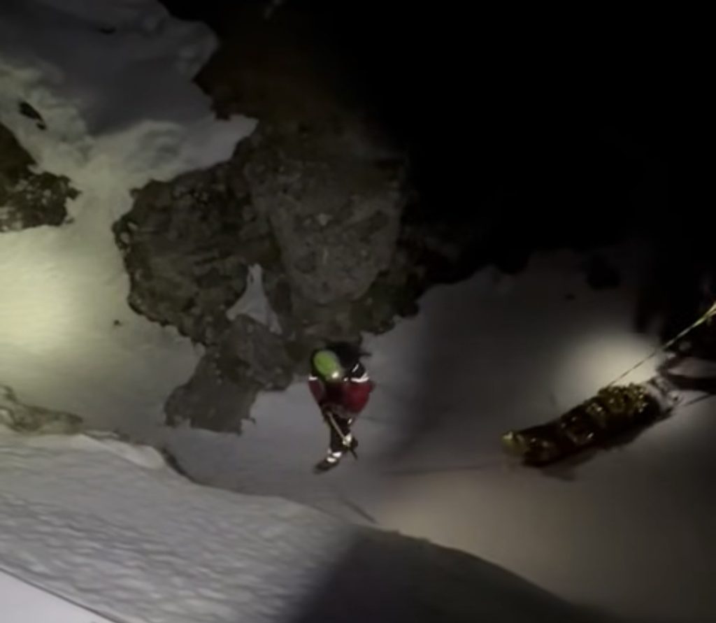 La un pas de tragedie: Tânăr de 17 ani salvat după ce s-a rătăcit și a suferit un traumatism pe traseul spre Vârful Omu