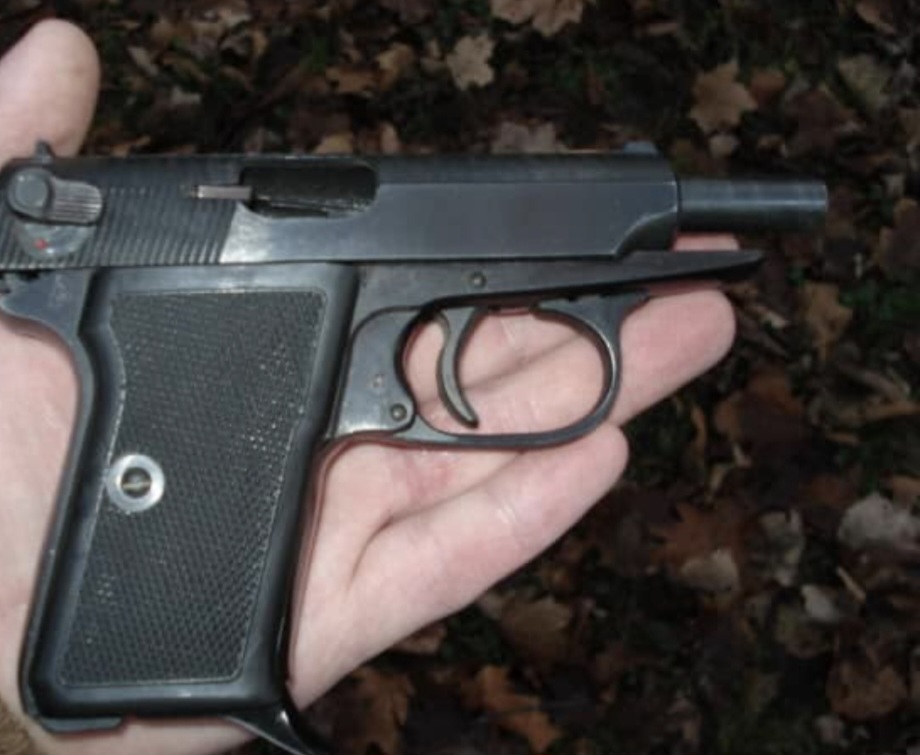 Pistol pierdut de un paznic de vânătoare din Valea Lungă, recuperat de polițiști după o amplă acțiune de căutare Pistol pierdut de un paznic de vânătoare din Valea Lungă, recuperat de polițiști după o amplă acțiune de căutare