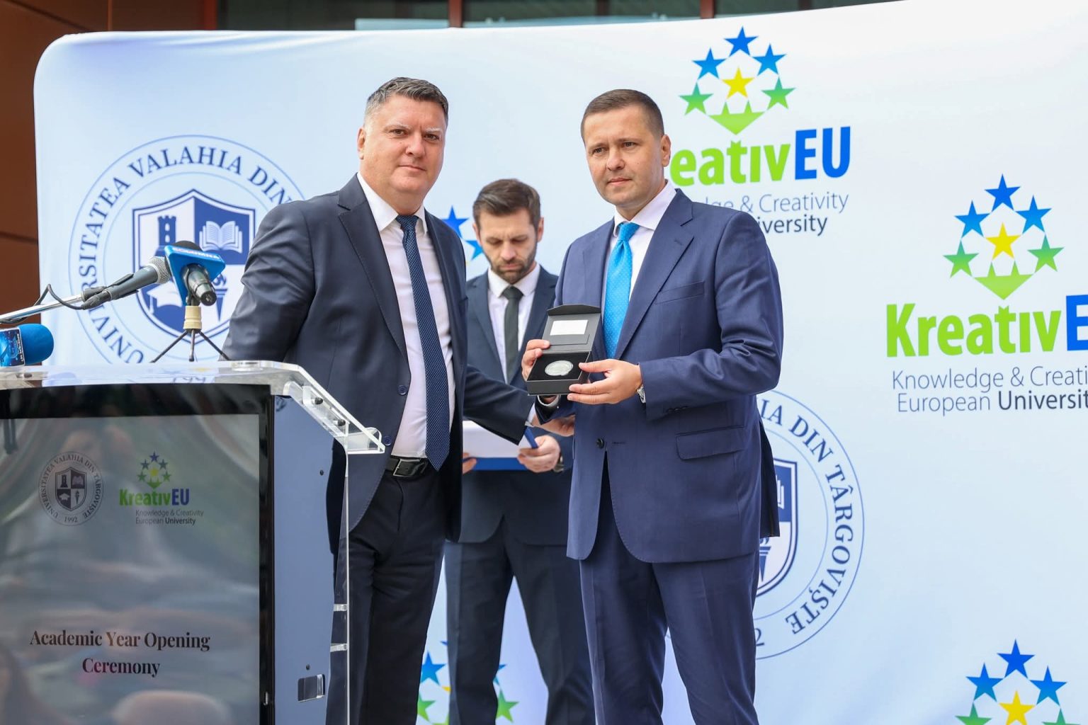 Președintele CJ Dâmbovița, Corneliu Ștefan, urează succes studenților Universității „Valahia” la debutul noului an universitar Președintele CJ Dâmbovița, Corneliu Ștefan, urează succes studenților Universității „Valahia” la debutul noului an universitar