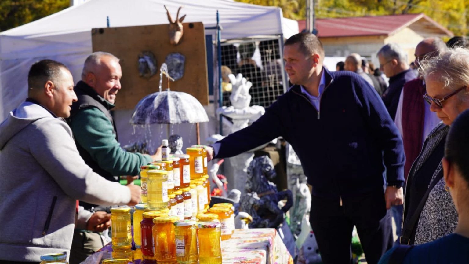 Președintele CJ Dâmbovița, Corneliu Ștefan, alături de dâmbovițeni la Târgul de Sfântul Dumitru din Fieni Președintele CJ Dâmbovița, Corneliu Ștefan, alături de dâmbovițeni la Târgul de Sfântul Dumitru din Fieni