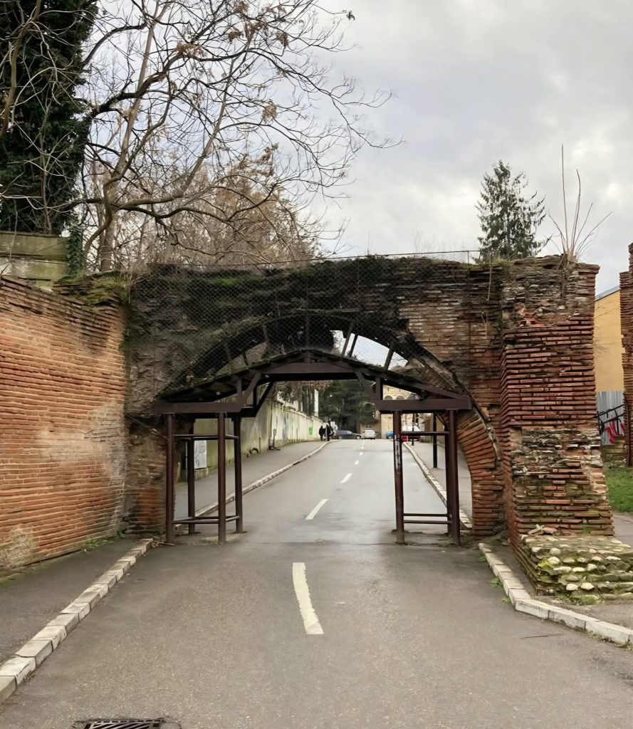 Primarul Daniel Cristian Stan: „Poarta Dealu – Vânătorilor”, monument istoric de clasa A, restaurată și redată Târgoviștei