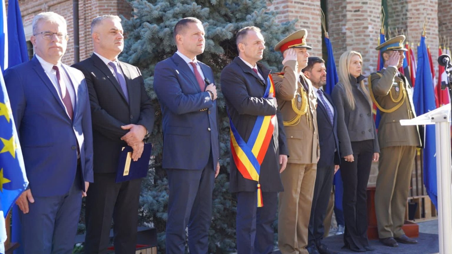 Primarul Daniel Cristian Stan, alături de militari la sărbătoarea Zilei Armatei României în Garnizoana Târgoviște Primarul Daniel Cristian Stan, alături de militari la sărbătoarea Zilei Armatei României în Garnizoana Târgoviște