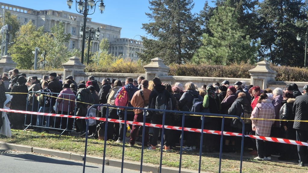 Program prelungit la Catedrala Mântuirii Neamului: Vizitatorii pot trece prin altar până pe 5 noiembrie
