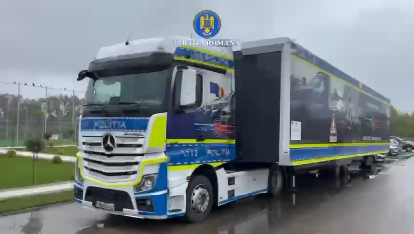 Responsabilitate în trafic: Polițiștii au dus Caravana Rutieră la Universitatea Valahia