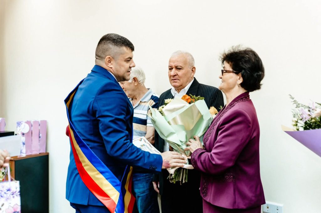 Seniorii, pilonul comunității Titu, mesajul primarului Laurențiu Costache