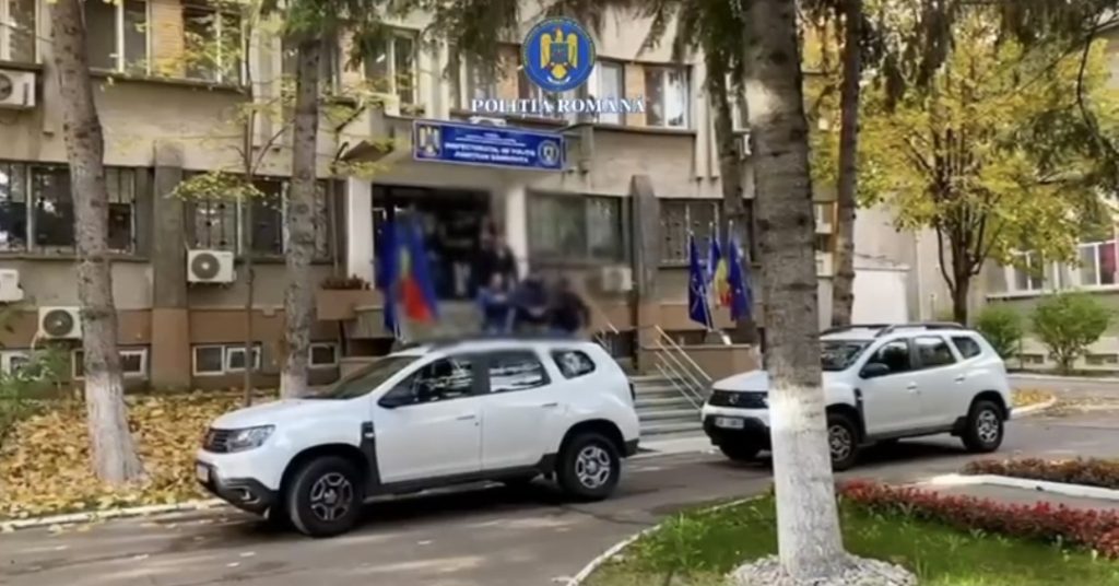 Tânără și iubitul ei, arestați preventiv pentru șantaj la Târgoviște Tânără și iubitul ei, arestați preventiv pentru șantaj la Târgoviște