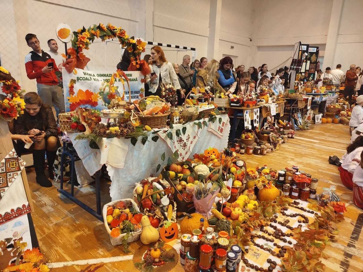 „Tezaurul toamnei”, ediția a XI-a – culoare, bucurie și poezie la Școala Gimnazială Prof. Paul Bănică „Tezaurul toamnei”, ediția a XI-a – culoare, bucurie și poezie la Școala Gimnazială Prof. Paul Bănică