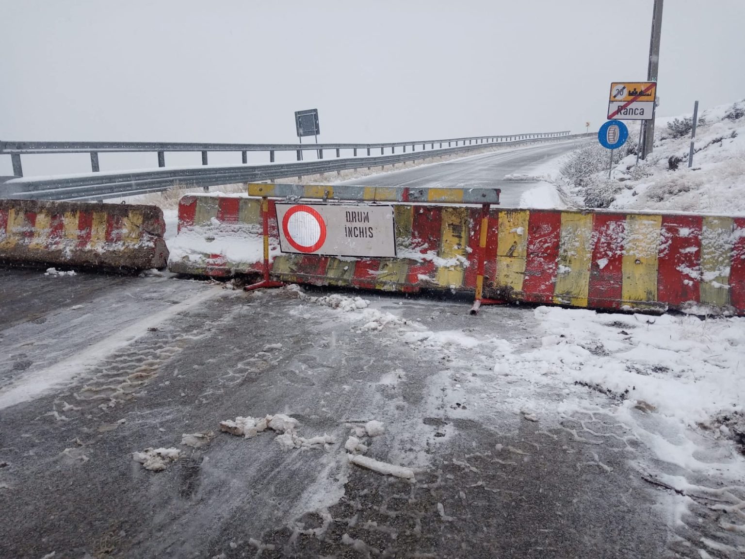 Trafic închis pe Transalpina din cauza zăpezii – DN 67C între Rânca și Obârșia Lotrului 