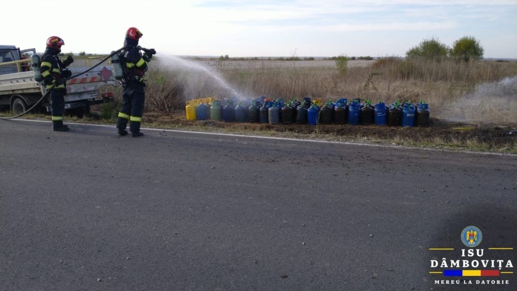 Tragedie pe DJ 711, în localitatea Dobra: Un șofer a decedat după ce autoutilitara pentru transport butelii s-a răsturnat