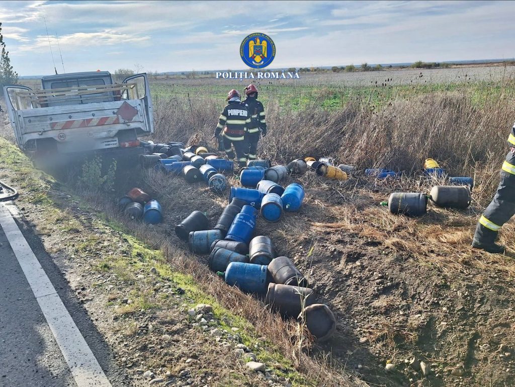 Tragedie pe DJ 711, în localitatea Dobra: Un șofer a decedat după ce autoutilitara pentru transport butelii s-a răsturnat