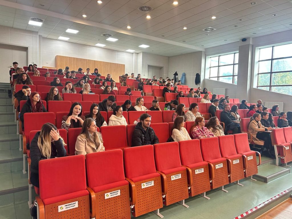 Universitatea „Valahia”: Studenții învață să gestioneze banii și investițiile Universitatea "Valahia": Studenții învață să gestioneze banii și investițiile