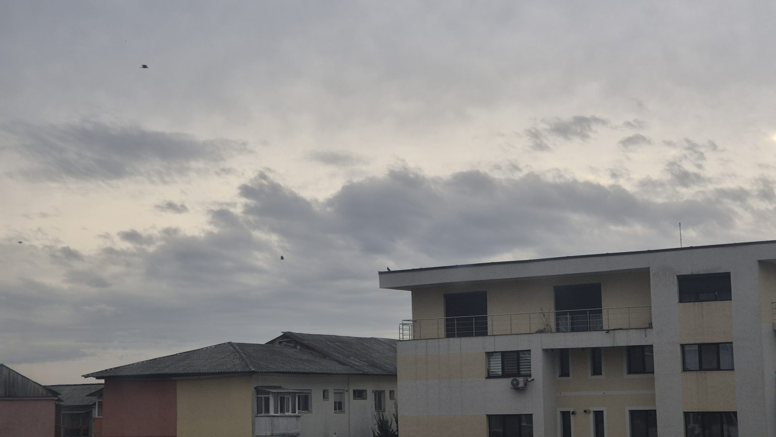 Vremea astăzi în Dâmbovița: Ploi și intensificări ale vântului, temperaturi de toamnă Vremea astăzi în Dâmbovița: Ploi și intensificări ale vântului, temperaturi de toamnă