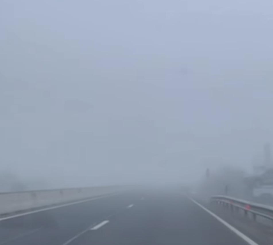 Inspectoratul General al Poliției Române informează că în județul Dâmbovița se circulă în prezent în condiții de ceață densă, cu vizibilitate redusă sub 100 de metri pe mai multe artere rutiere. Inspectoratul General al Poliției Române informează că în județul Dâmbovița se circulă în prezent în condiții de ceață densă, cu vizibilitate redusă sub 100 de metri pe mai multe artere rutiere.