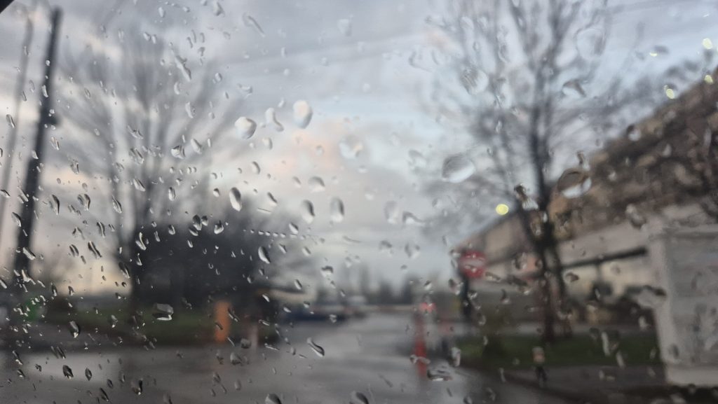 Atenție, Dâmbovița: Burniță, vânt puternic, ploi, ceață și frig, prognoza 21-23 noiembrie 2025