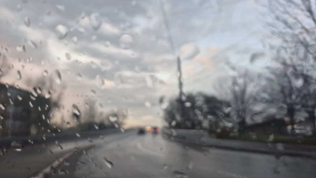 Atenție, Dâmbovița: Burniță, vânt puternic, ploi, ceață și frig, prognoza 21-23 noiembrie 2025