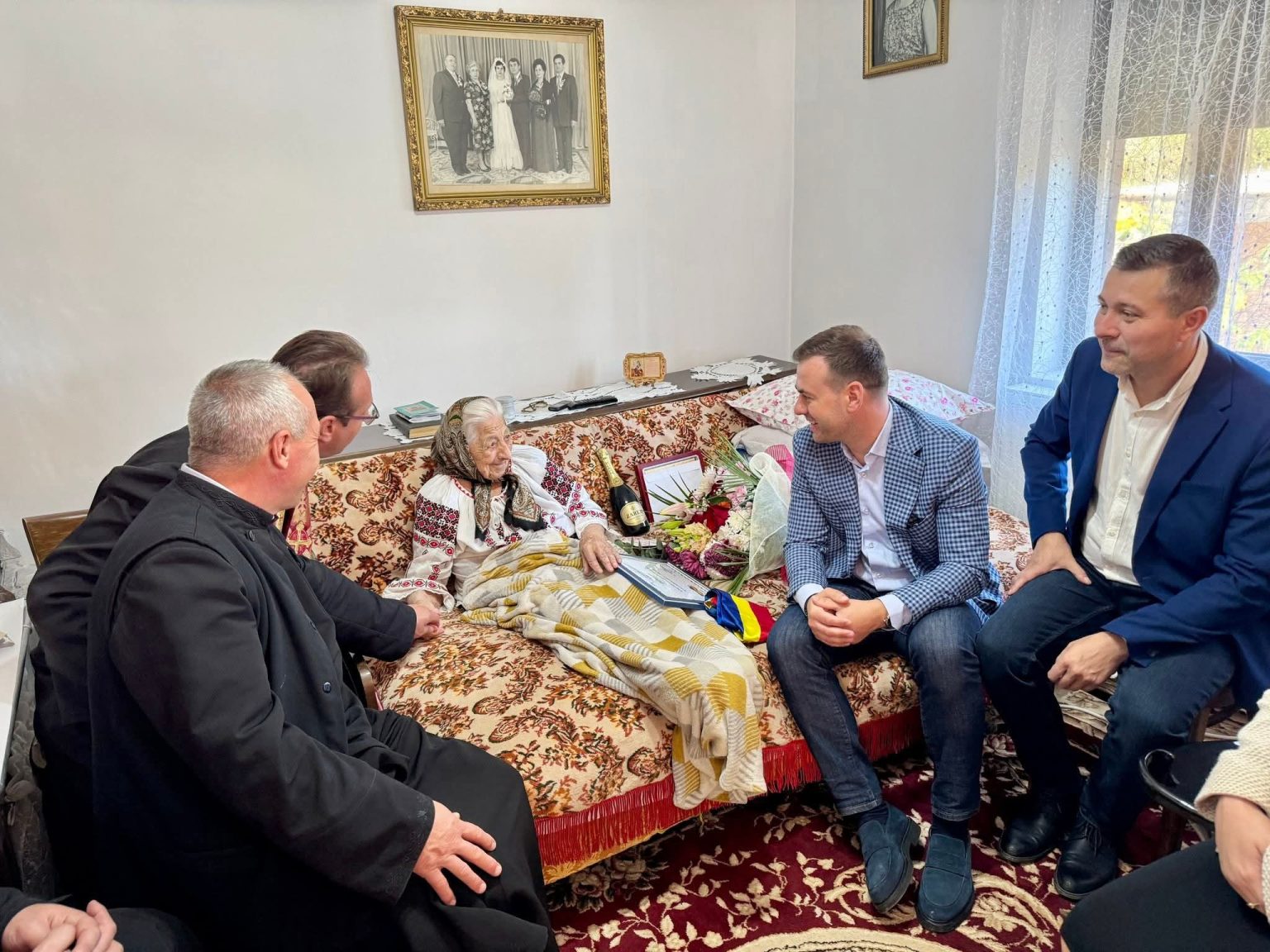 Centenar la Răzvad: Doamna Ecaterina sărbătorită cu distincție de longevitate  la 100 de ani