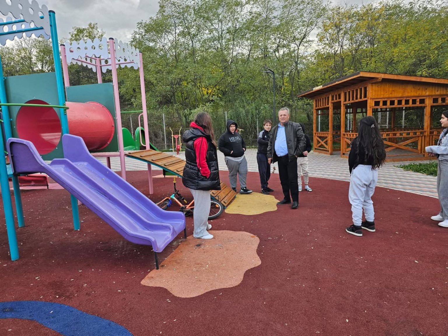 Comuna Dragomirești are un nou loc de joacă modern pentru copii, realizat în asociere cu CJ Dâmbovița 