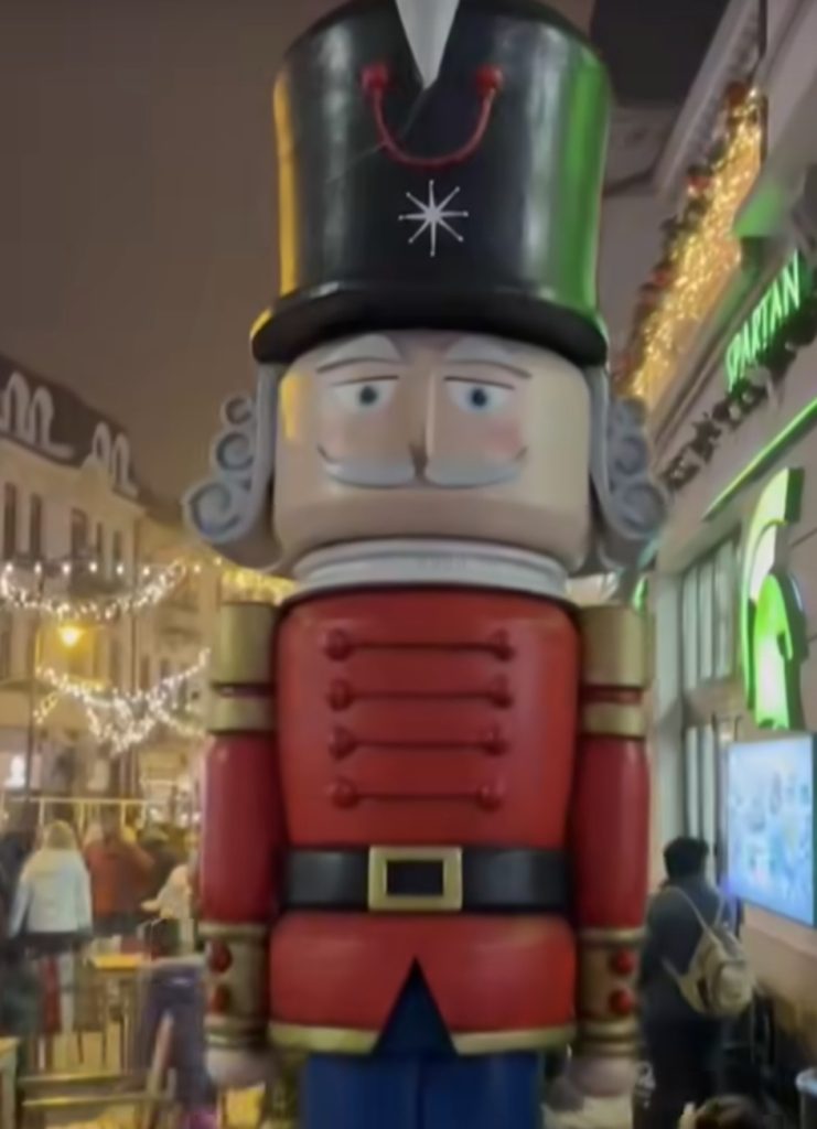 Craiova a dat startul oficial al sărbătorilor de iarnă: Târgul de Crăciun și-a deschis porțile într-un decor inspirat din „Spărgătorul de nuci”