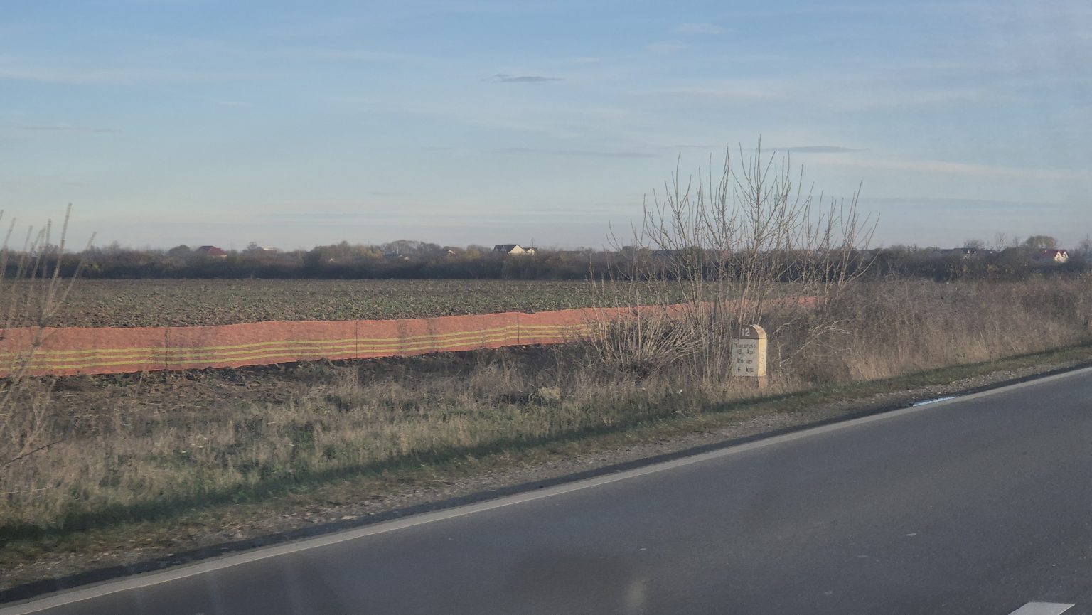 Drumarii de la SDN Târgoviște pregătesc drumurile pentru iarnă: plase parazăpezi și indicatoare pe DN 71 Drumarii de la SDN Târgoviște pregătesc drumurile pentru iarnă: plase parazăpezi și indicatoare pe DN 71