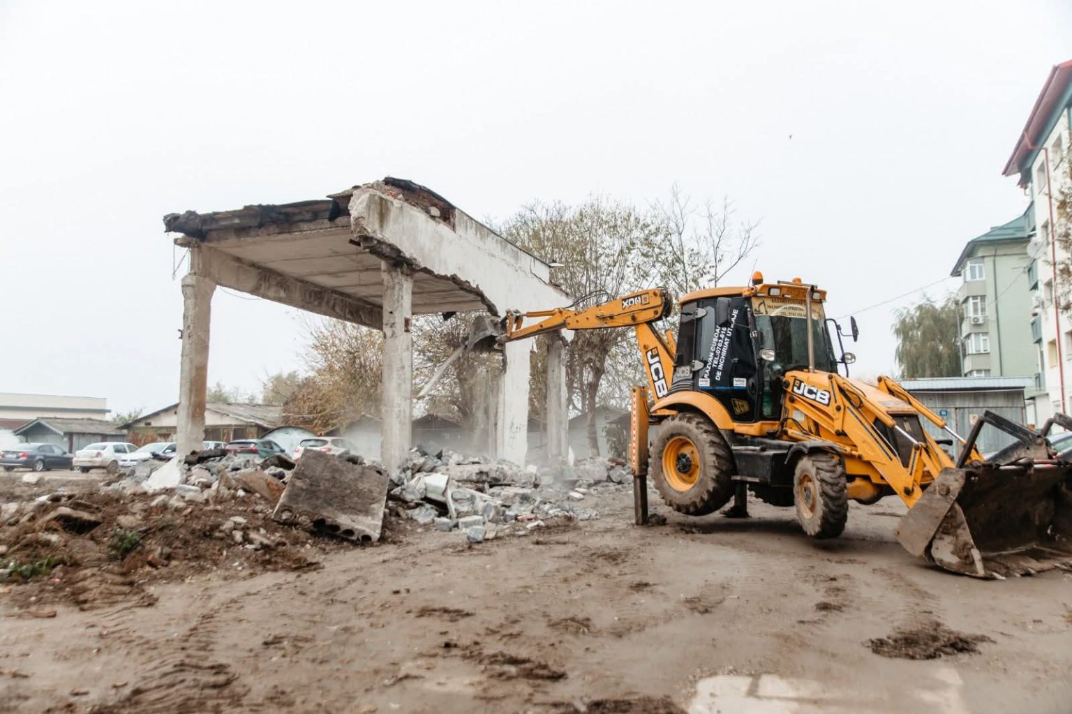 Primarul orașului Titu, Laurențiu Costache, anunță începerea lucrărilor pentru noua parcare din fața viitoarei creșe