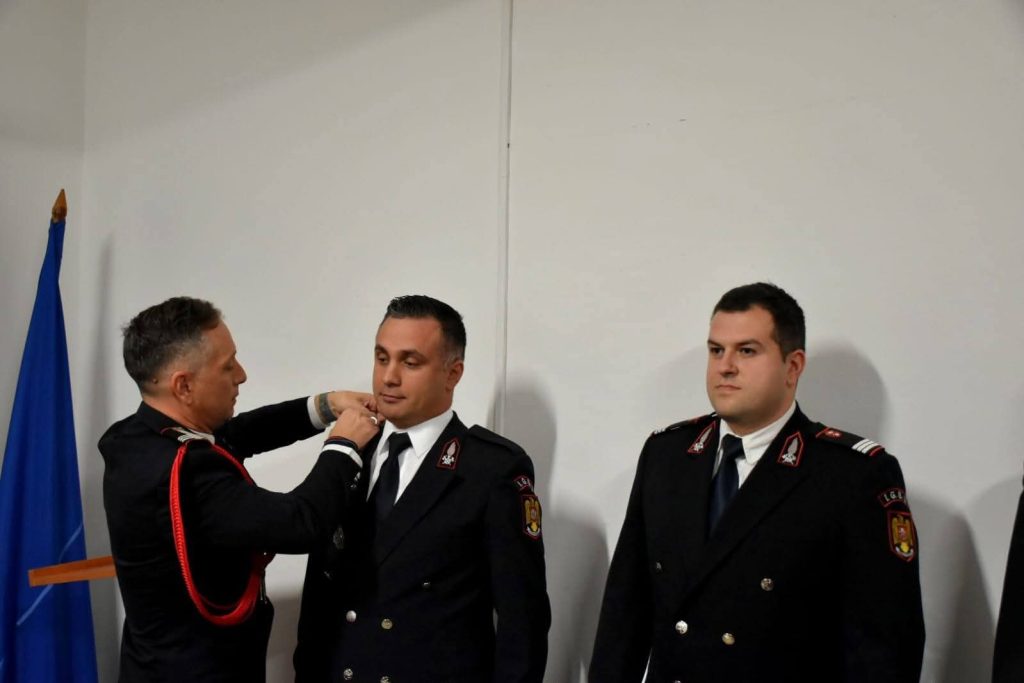 Șapte pompieri dâmbovițeni avansați în grad înainte de 1 Decembrie