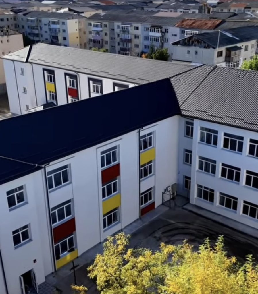 Școala Gimnazială Nr. 9 „Grigore Alexandrescu” din Târgoviște, complet modernizată prin PNRR, urmează realizarea unei baze sportive ultramoderne