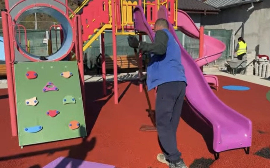 Se construiește un loc de joacă ultramodern lângă școala din Răzvad