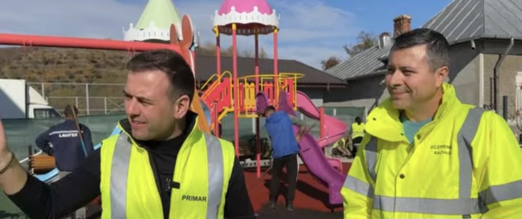 Se construiește un loc de joacă ultramodern lângă școala din Răzvad Se construiește un loc de joacă ultramodern lângă școala din Răzvad