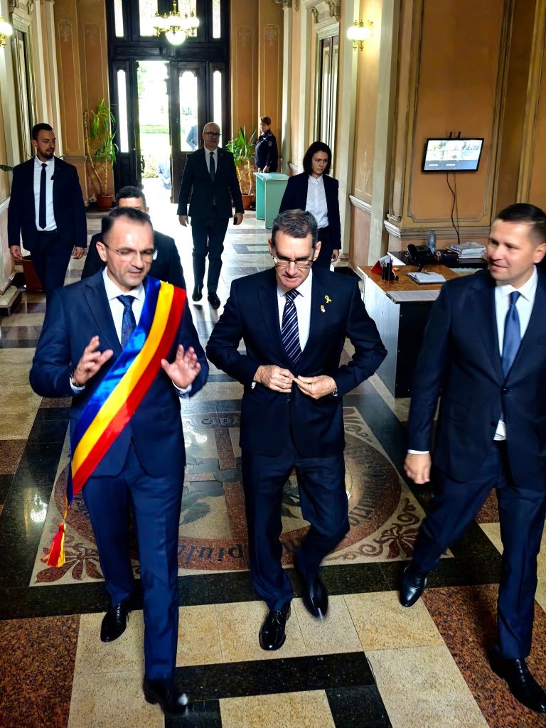 Vizită diplomatică la Primăria Târgoviște: Ambasadorul Israelului, Dr. Lior Ben Dor, primit de primarul Daniel Cristian Stan