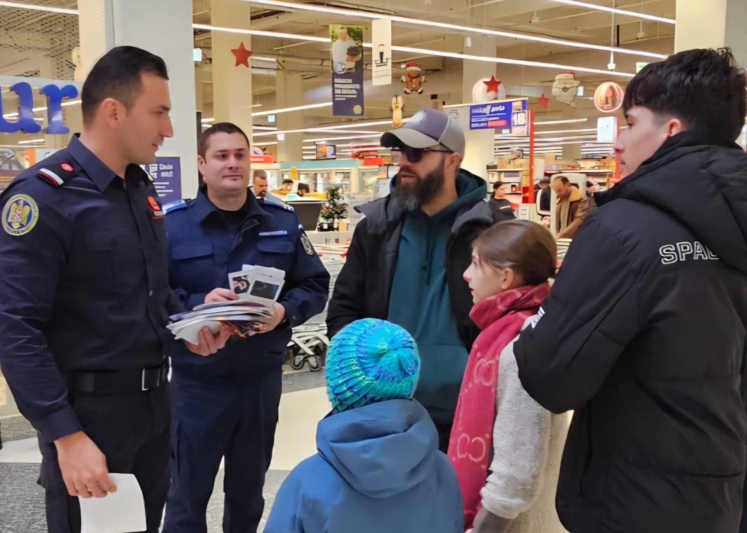 Acțiune de informare pentru siguranța cetățenilor, la Dâmbovița Mall, înainte de Anul Nou