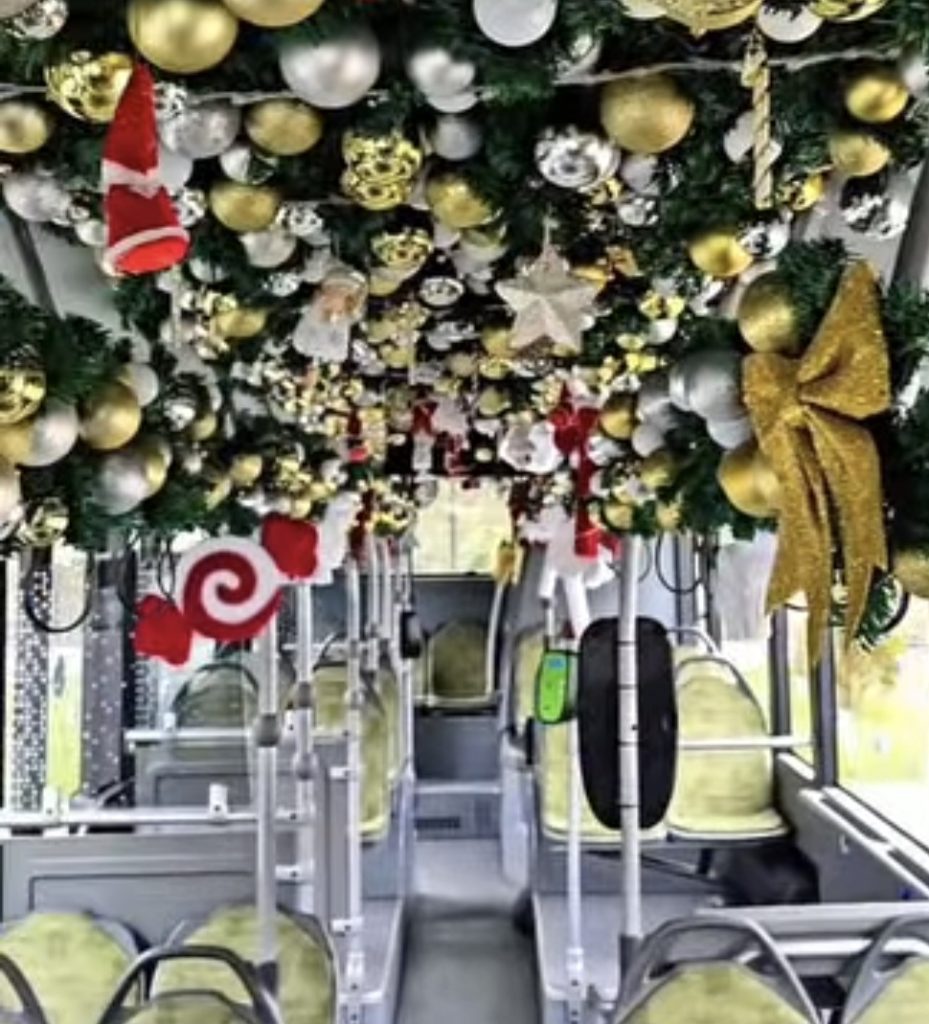 Autobuzul lui Moș Crăciun vă așteaptă la plimbare prin Târgoviște 