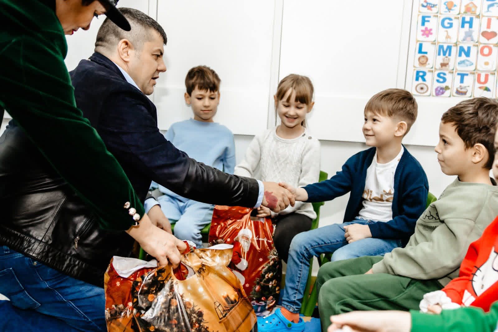 Cadouri și zâmbete pentru copiii din Titu