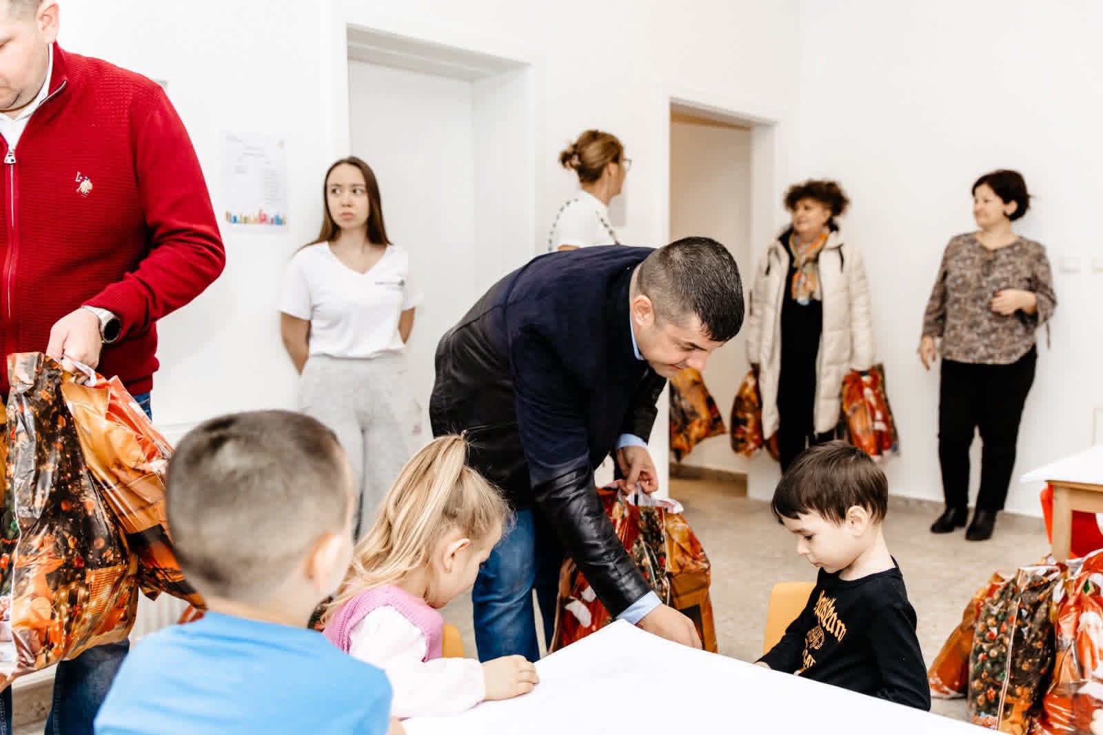 Cadouri și zâmbete pentru copiii din Titu