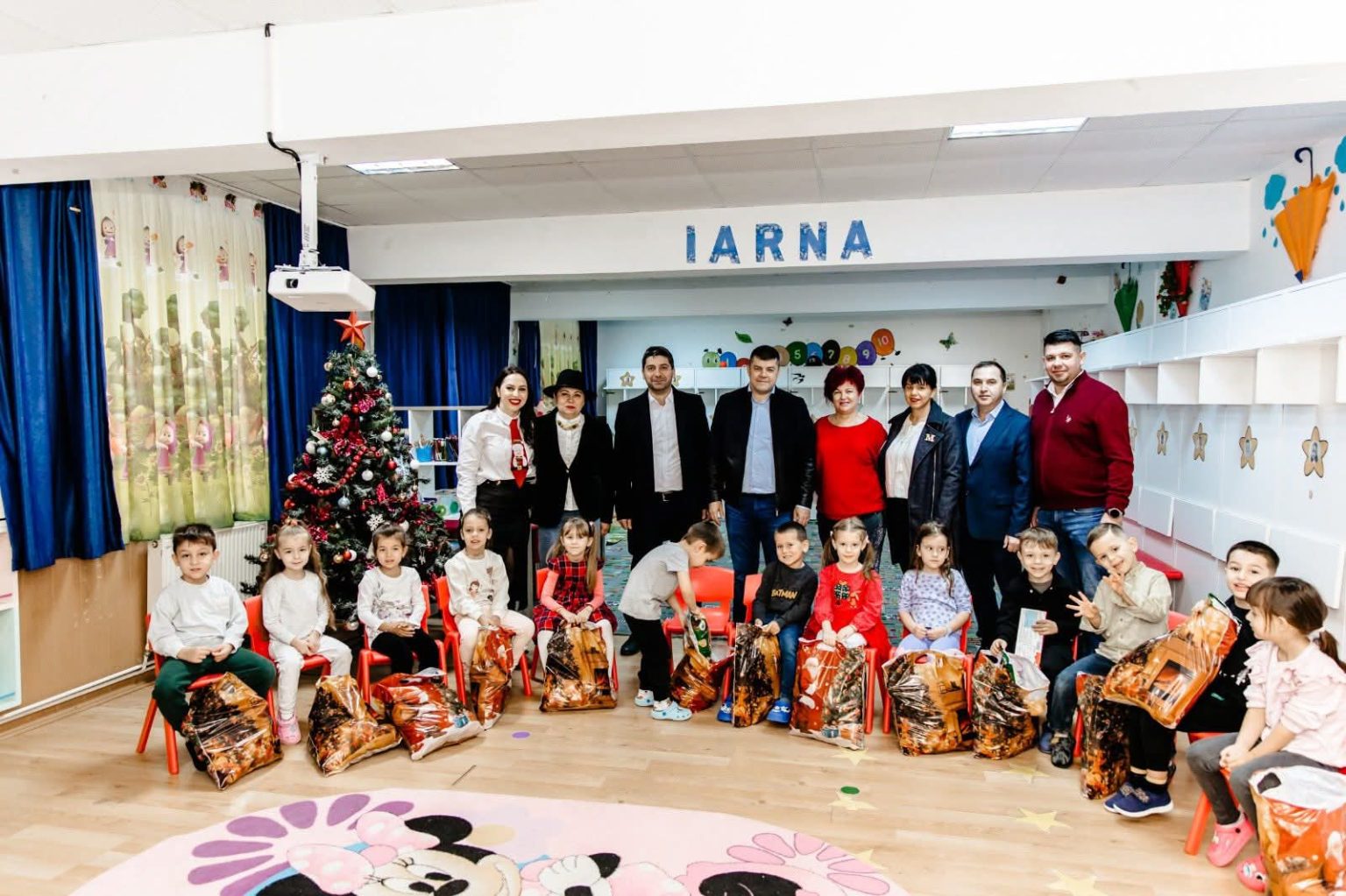 Cadouri și zâmbete pentru copiii din Titu Cadouri și zâmbete pentru copiii din Titu