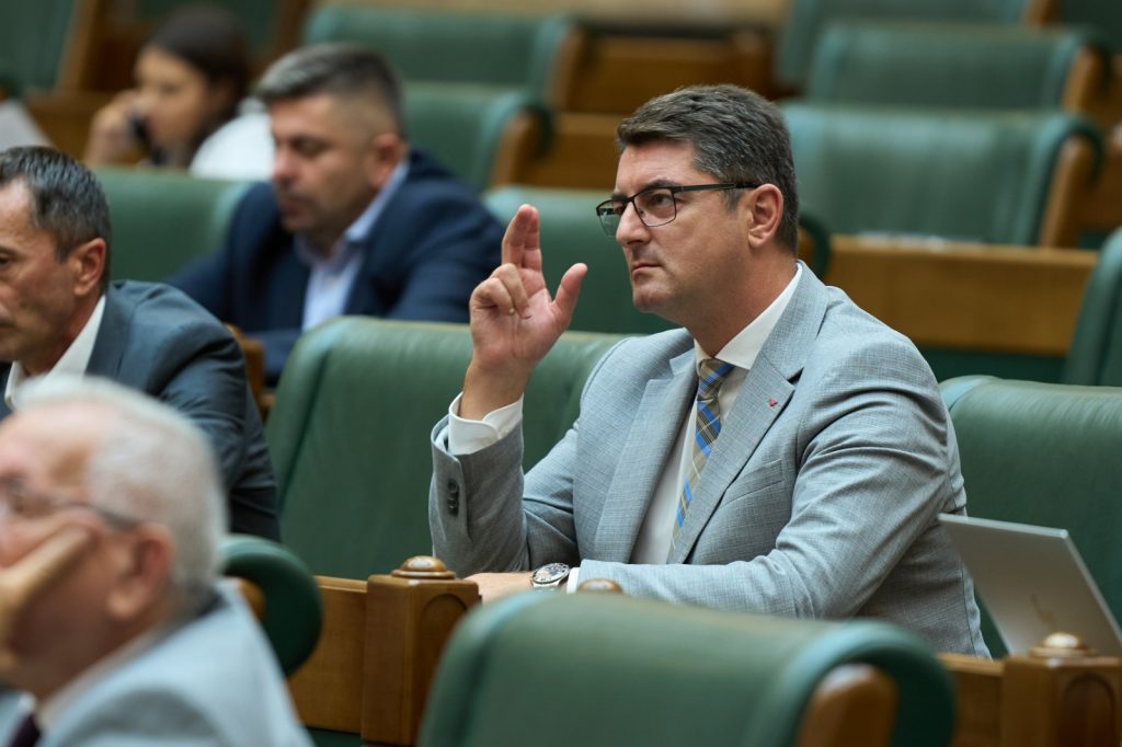 Moțiunea AUR împotriva ministrului Mediului, adoptată în Senat. Constantin Ciprian Iacob: „Peste 100.000 de oameni au rămas fără apă din cauza unui eșec grav de guvernare”