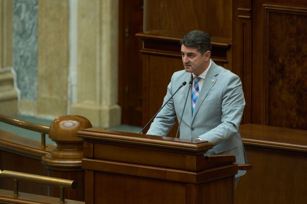 Constantin Ciprian Iacob: 𝐔𝐧 𝐚𝐧 𝐝𝐞 𝐥𝐚 𝐯𝐨𝐭𝐮𝐥 𝐝𝐚̂𝐦𝐛𝐨𝐯𝐢𝐭̦𝐞𝐧𝐢𝐥𝐨𝐫 𝐩𝐞𝐧𝐭𝐫𝐮 𝐚-𝐢 𝐫𝐞𝐩𝐫𝐞𝐳𝐞𝐧𝐭𝐚 𝐢̂𝐧 𝐒𝐞𝐧𝐚𝐭𝐮𝐥 𝐑𝐨𝐦𝐚̂𝐧𝐢𝐞𝐢