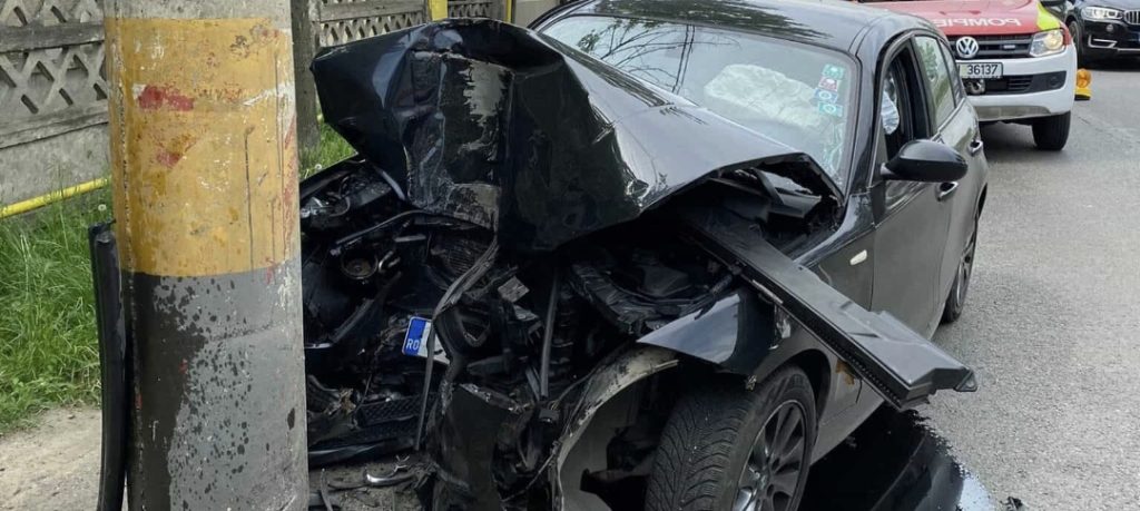 Cu mașina în stâlp, trei răniți într-un accident rutier la Românești Cu mașina în stâlp, trei răniți într-un accident rutier la Românești