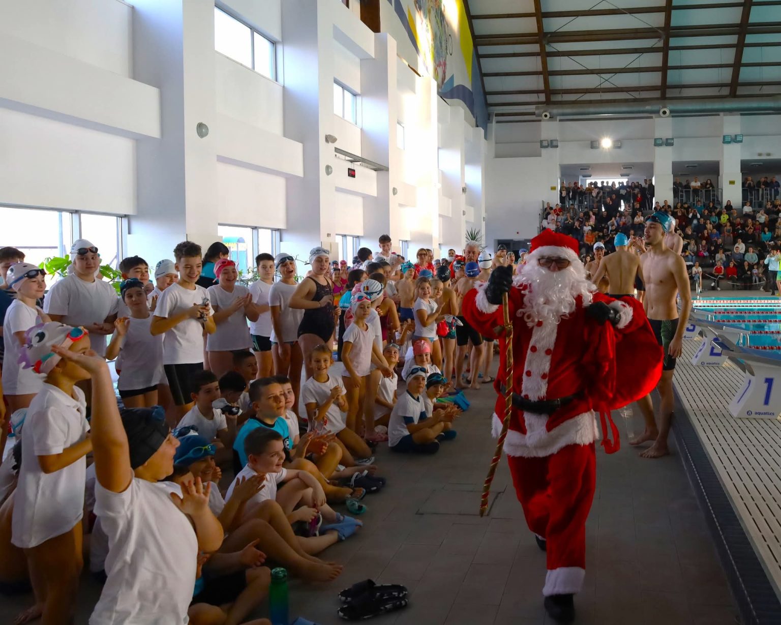 Cupa Moș Crăciun a adus bucurie și emoții la Complexul Turistic de Natație din Târgoviște