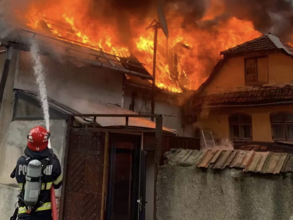 Incendiu puternic la o locuință din comuna Butimanu, intervenție rapidă a pompierilor