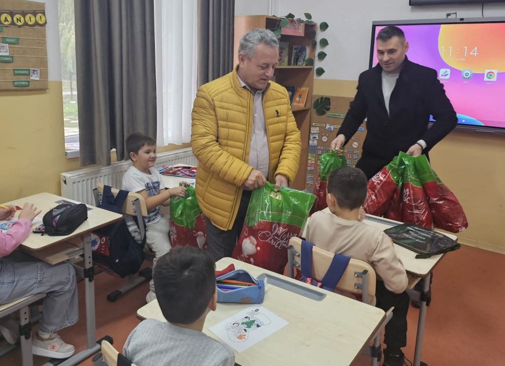 Moș Crăciun a ajuns cu ajutorul primarului Dragoș Vlădescu la Dragomirești Moș Crăciun a ajuns cu ajutorul primarului Dragoș Vlădescu la Dragomirești