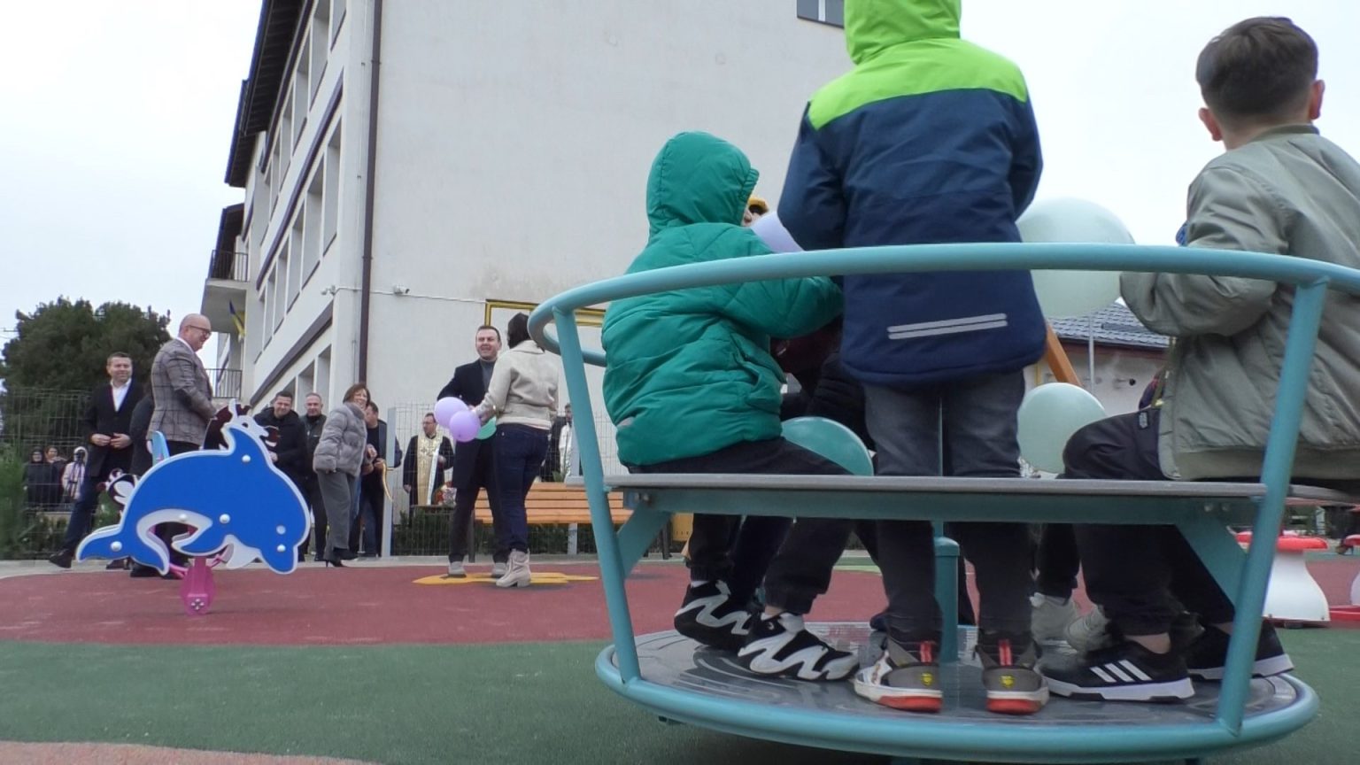 Moș Nicolae a venit la Răzvad: Un nou loc de joacă pentru cei mici! VIDEO Moș Nicolae a venit la Răzvad: Un nou loc de joacă pentru cei mici! VIDEO