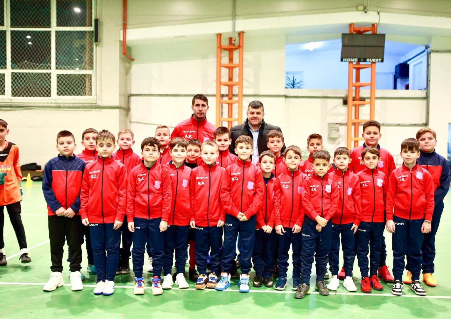 Pentru micii sportivi din Titu, Moș Crăciun a ajuns la sala „Dumitru Miu” Pentru micii sportivi din Titu, Moș Crăciun a ajuns la sala „Dumitru Miu”