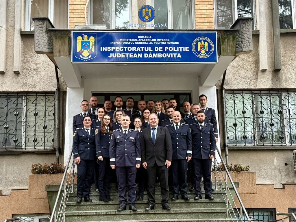 Polițiști dâmbovițeni recompensați de Ziua Națională: 24 de cadre avansate în grad Polițiști dâmbovițeni recompensați de Ziua Națională: 24 de cadre avansate în grad