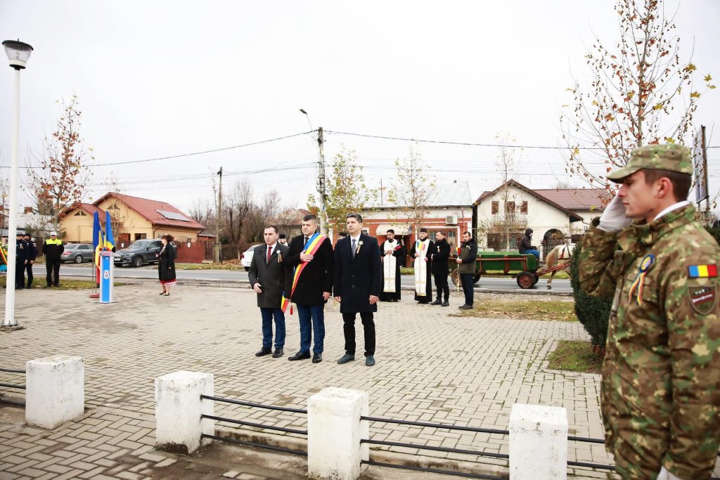 Primarul Laurențiu Costache a adus un omagiu eroilor la Monumentul din Titu Târg, de Ziua Națională