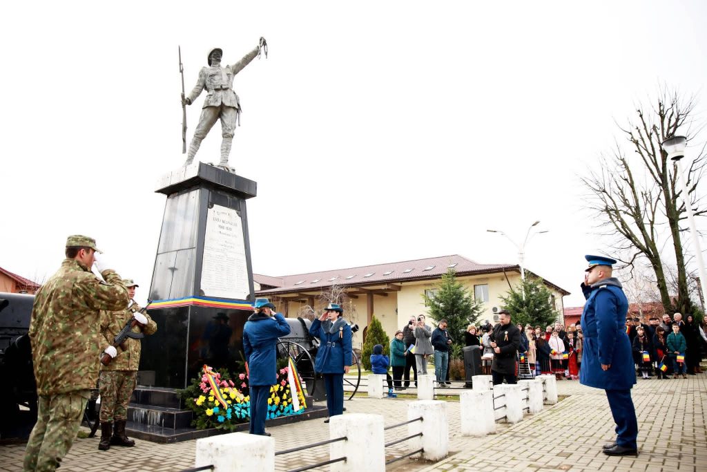 Primarul Laurențiu Costache a adus un omagiu eroilor la Monumentul din Titu Târg, de Ziua Națională