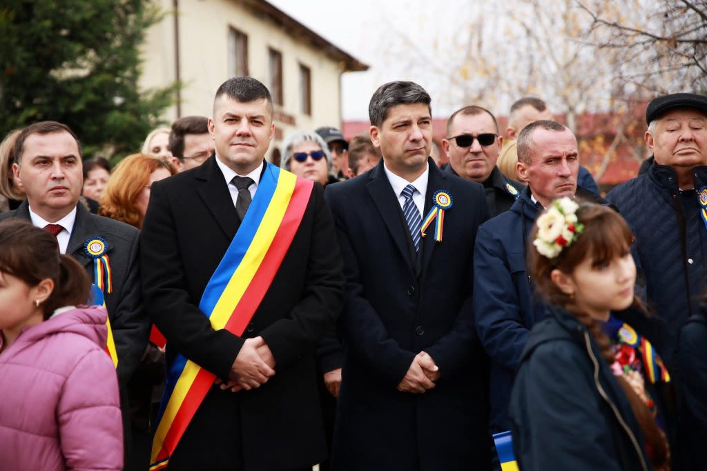 Primarul Laurențiu Costache a adus un omagiu eroilor la Monumentul din Titu Târg, de Ziua Națională