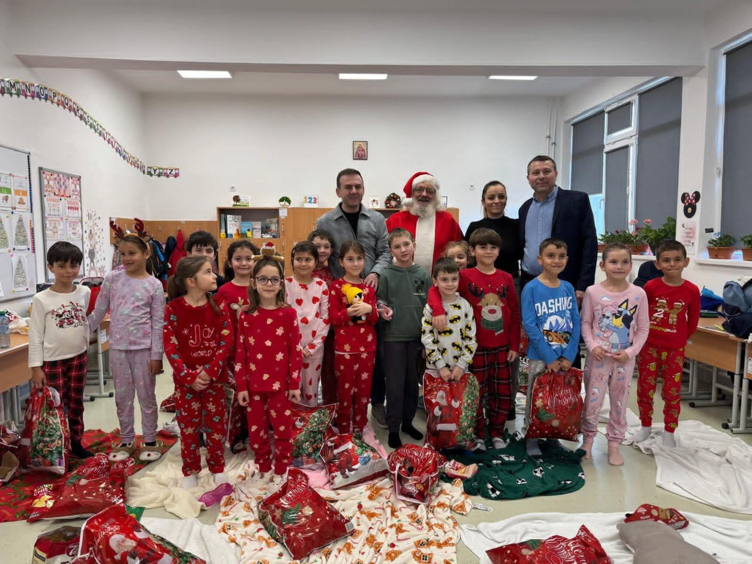 Primarul comunei Răzvad, Emanuel Spătaru, aduce bucuria Crăciunului copiilor din comunitate