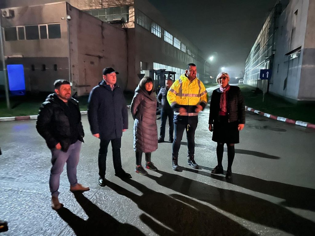Primul camion cu apă potabilă a ajuns la Moreni. Intervenție de urgență coordonată de autoritățile județene Primul camion cu apă potabilă a ajuns la Moreni. Intervenție de urgență coordonată de autoritățile județene