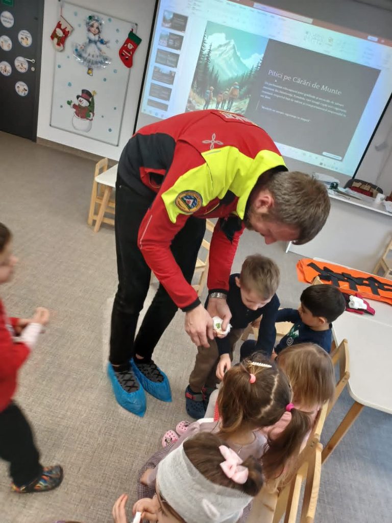 Salvamontiștii i-au învățat pe cei mici cum să fie în siguranță pe munte „Pitici pe cărări de munte”