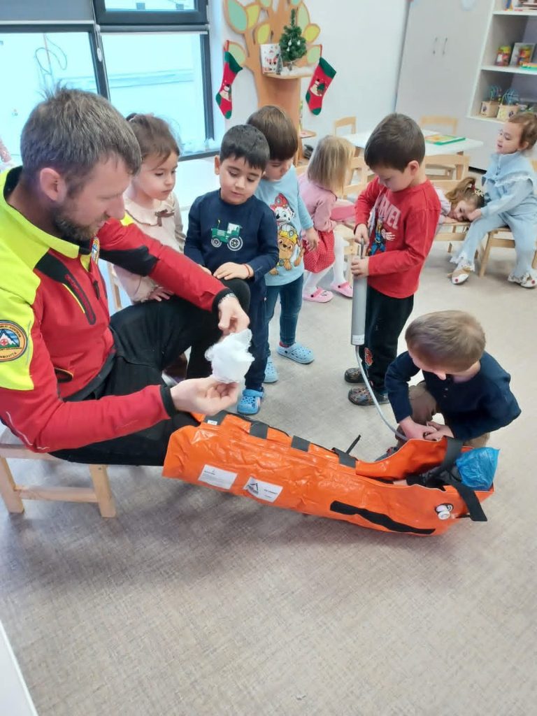 Salvamontiștii i-au învățat pe cei mici cum să fie în siguranță pe munte „Pitici pe cărări de munte”